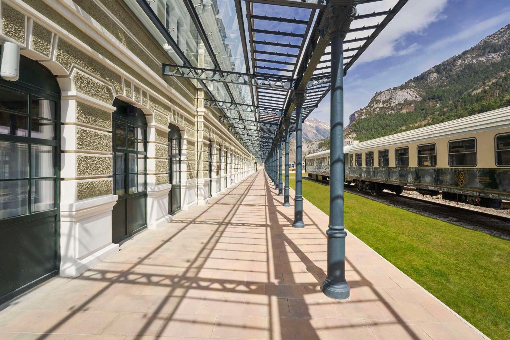 Canfranc Estacion, A Royal Hideaway Hotel - Gran Lujo Exterior photo The station platform