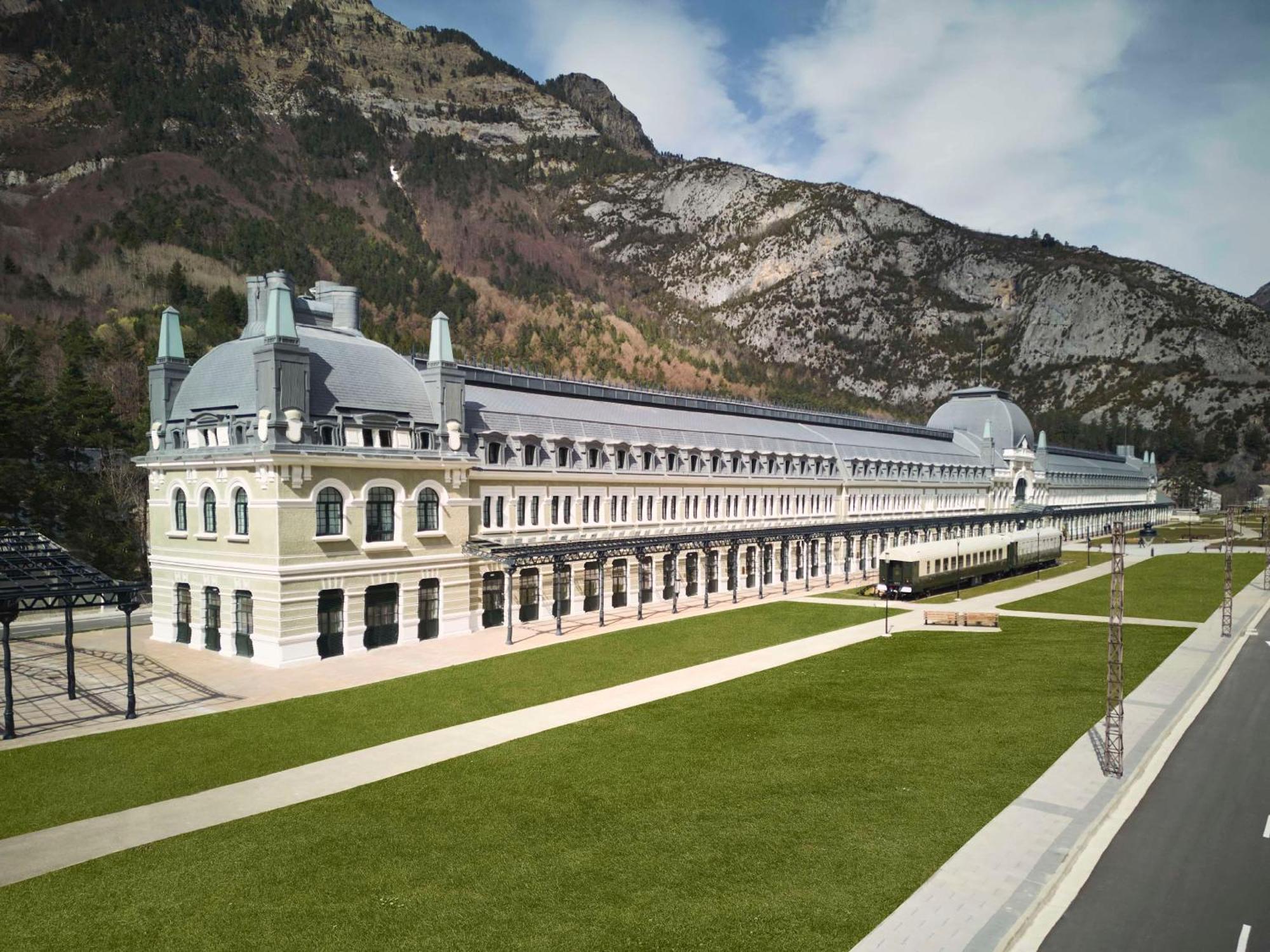 Canfranc Estacion, A Royal Hideaway Hotel - Gran Lujo Exterior photo The station
