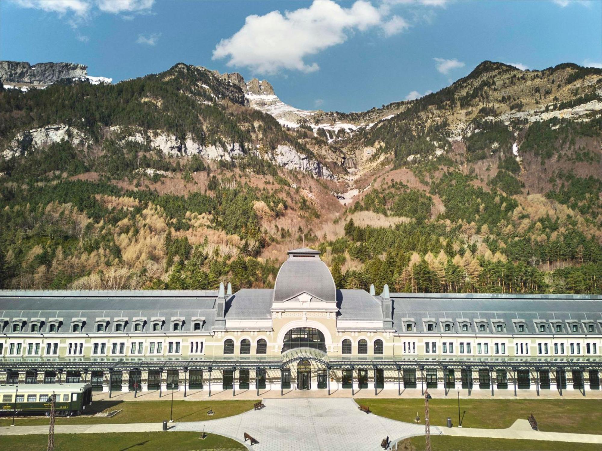 Canfranc Estacion, A Royal Hideaway Hotel - Gran Lujo Exterior photo The station
