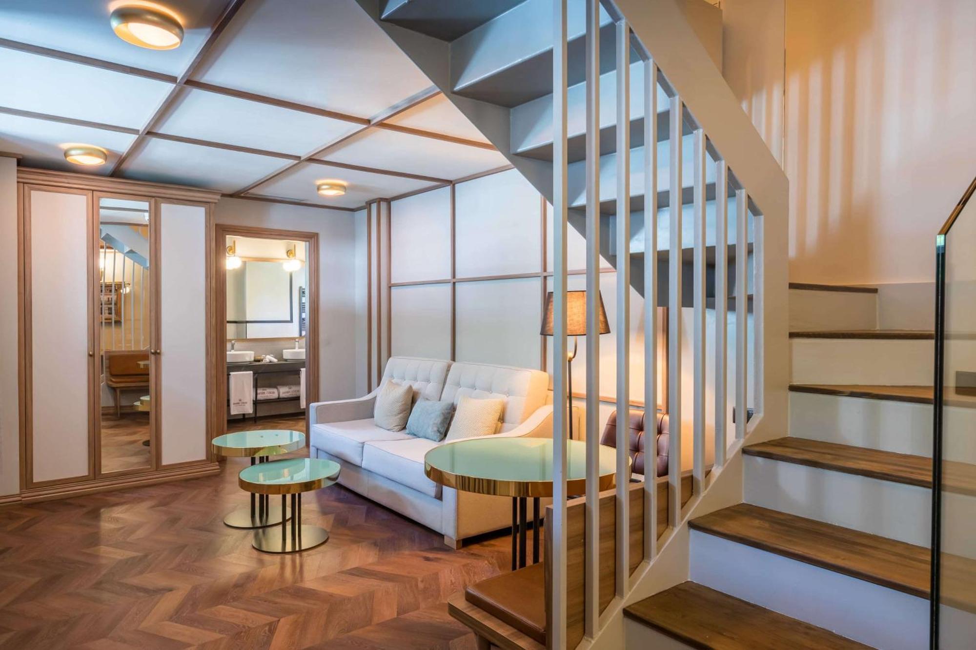 Canfranc Estacion, A Royal Hideaway Hotel - Gran Lujo Exterior photo A suite at the hotel