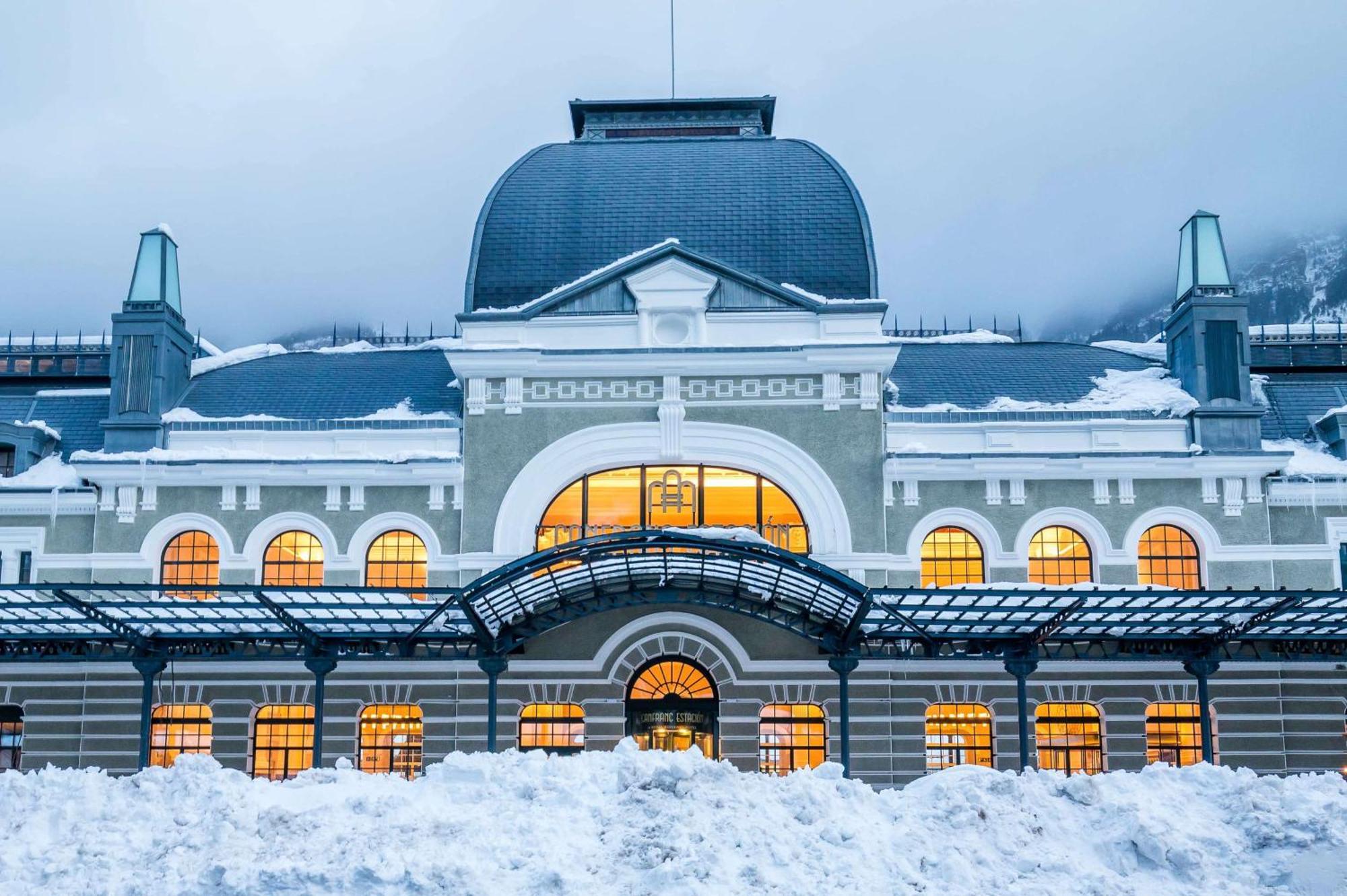 Canfranc Estacion, A Royal Hideaway Hotel - Gran Lujo Exterior photo The station building