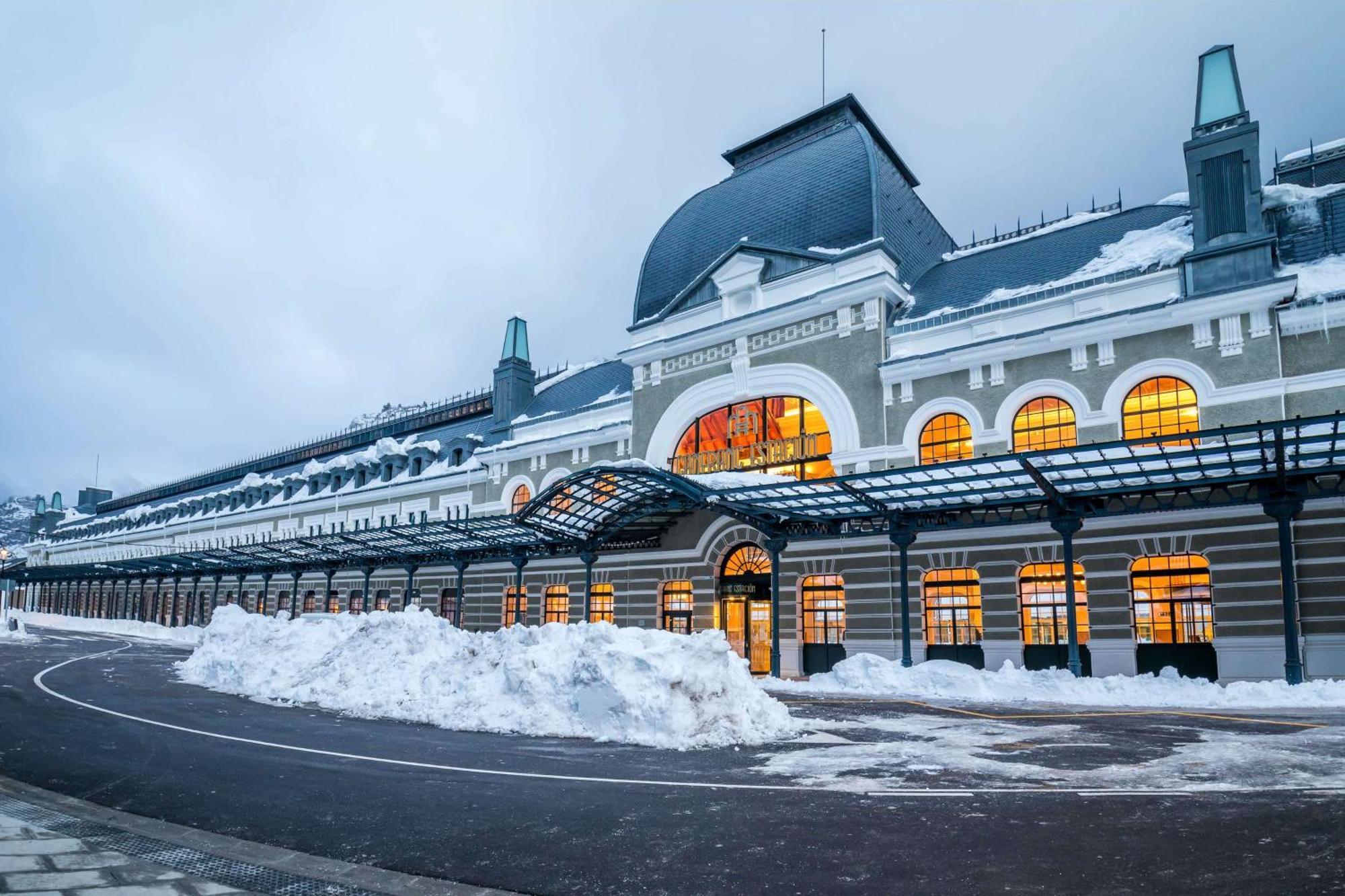 Canfranc Estacion, A Royal Hideaway Hotel - Gran Lujo Exterior photo The railway station